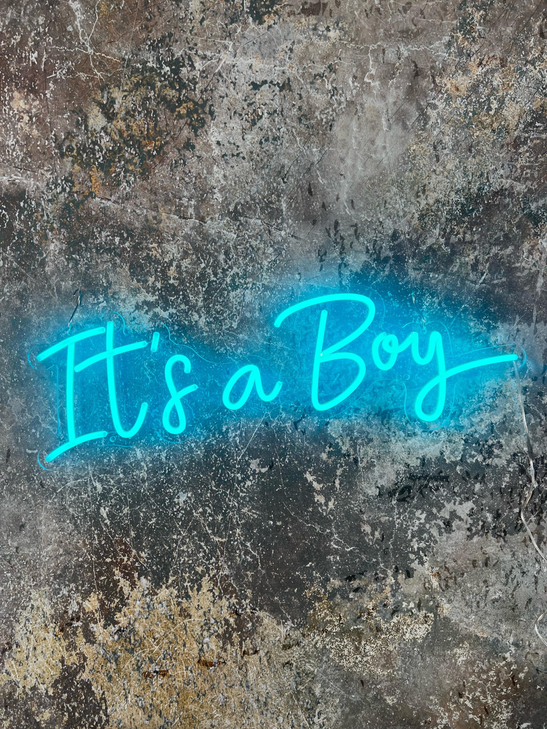 NEON-Leuchtschild „It's a Boy“ 24 x 60 cm mieten – Leipzig, ab 59 € (Fr–Mo)