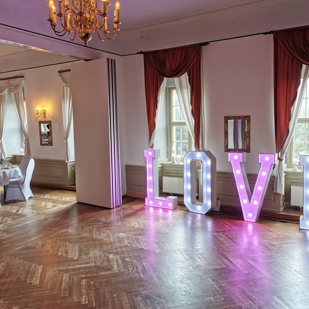 XXL Leuchtbuchstaben „LOVE“ & „MR & MRS“ mieten – Leipzig, ab 439 €/Tag – 3