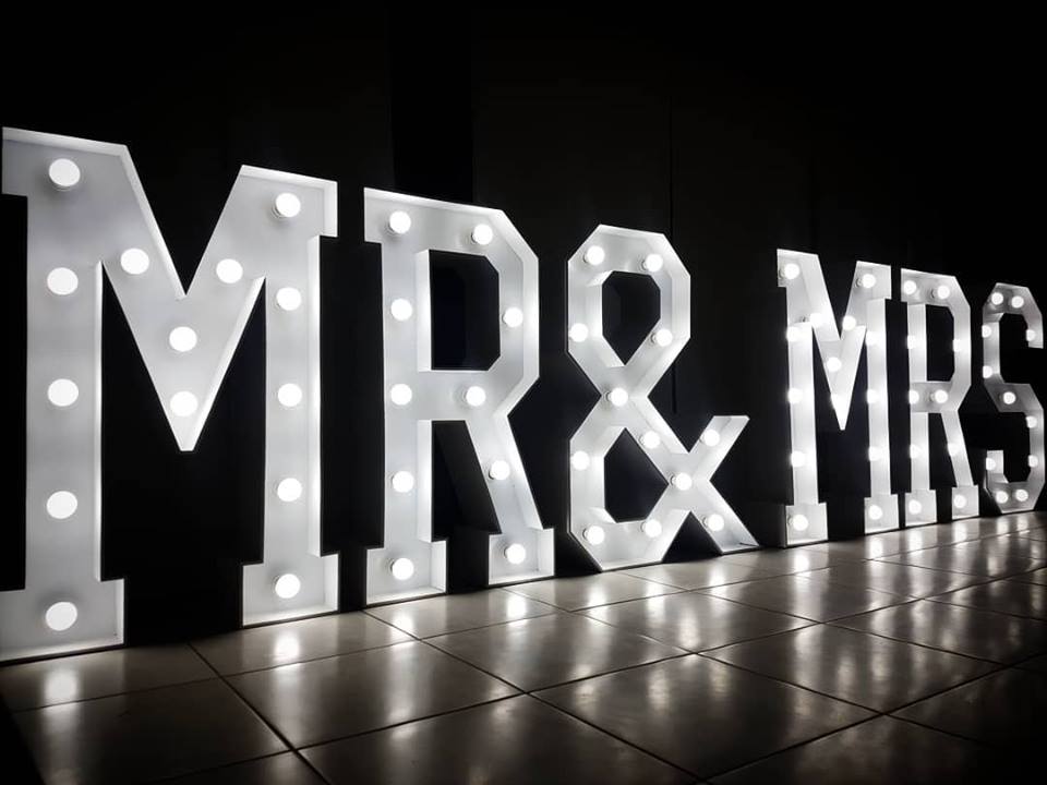 XXL Leuchtbuchstaben „MR & MRS“ mieten – Leipzig, ab 279 €/Tag – 2
