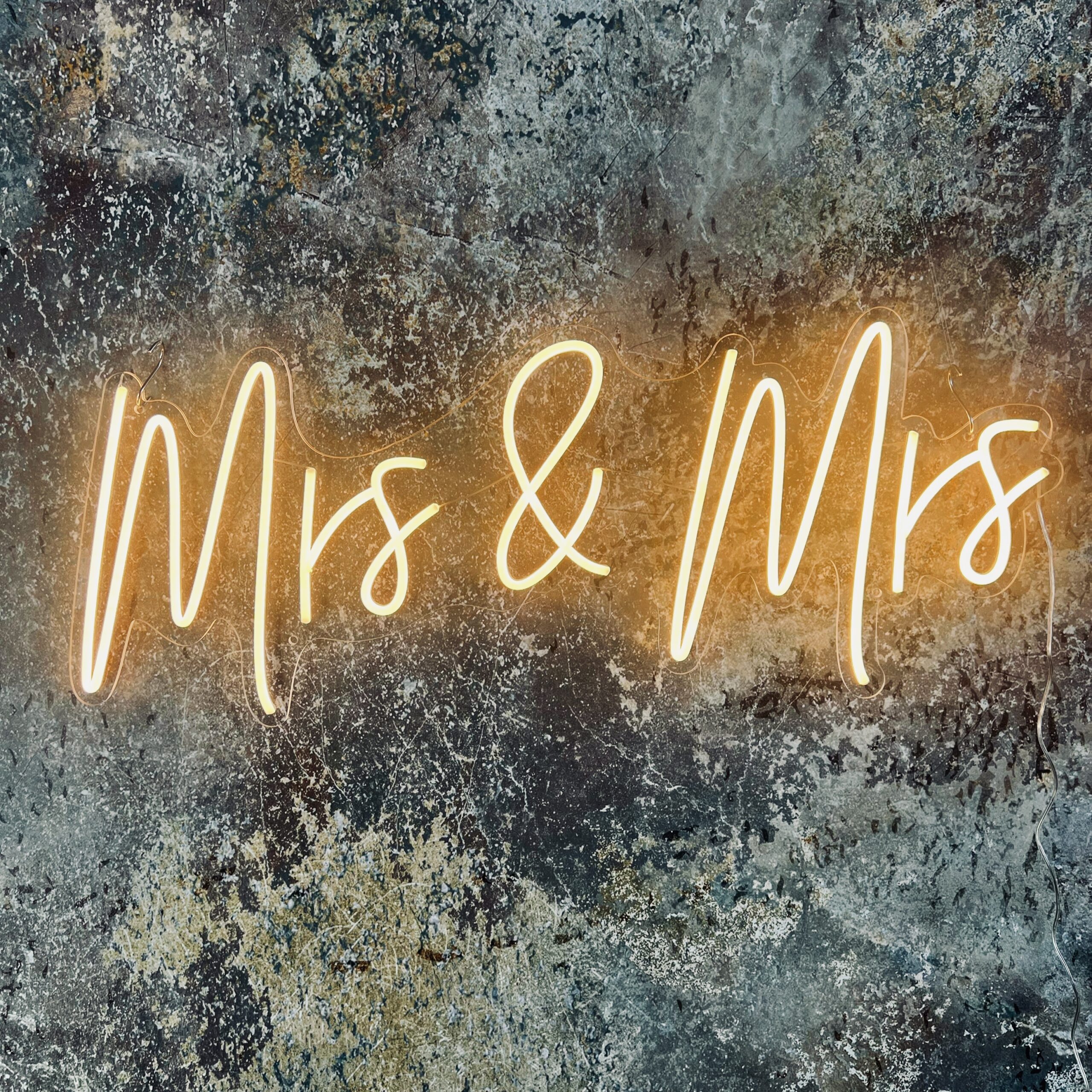 NEON-Leuchtschild „Mrs & Mrs“ mieten – Leipzig, ab 69 € (Fr–Mo)