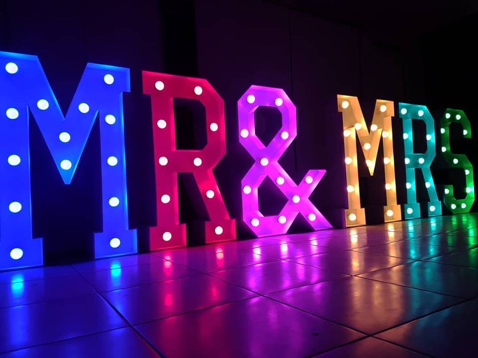 XXL Leuchtbuchstaben „LOVE“ & „MR & MRS“ mieten – Leipzig, ab 439 €/Tag – 4