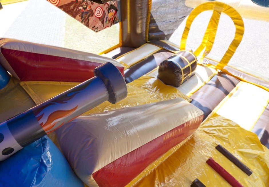 Hüpfburg Piratschiff mieten in Aholming bei unserem Team – 3