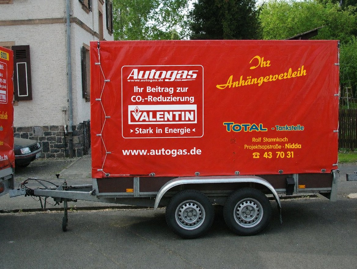 Anhänger mit Plane und Spriegel Mittel mieten in Nidda – Anhänger
