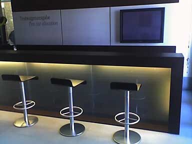 Barhocker Com weiss und braun mieten in Bergkirchen bei unserem Team – 2