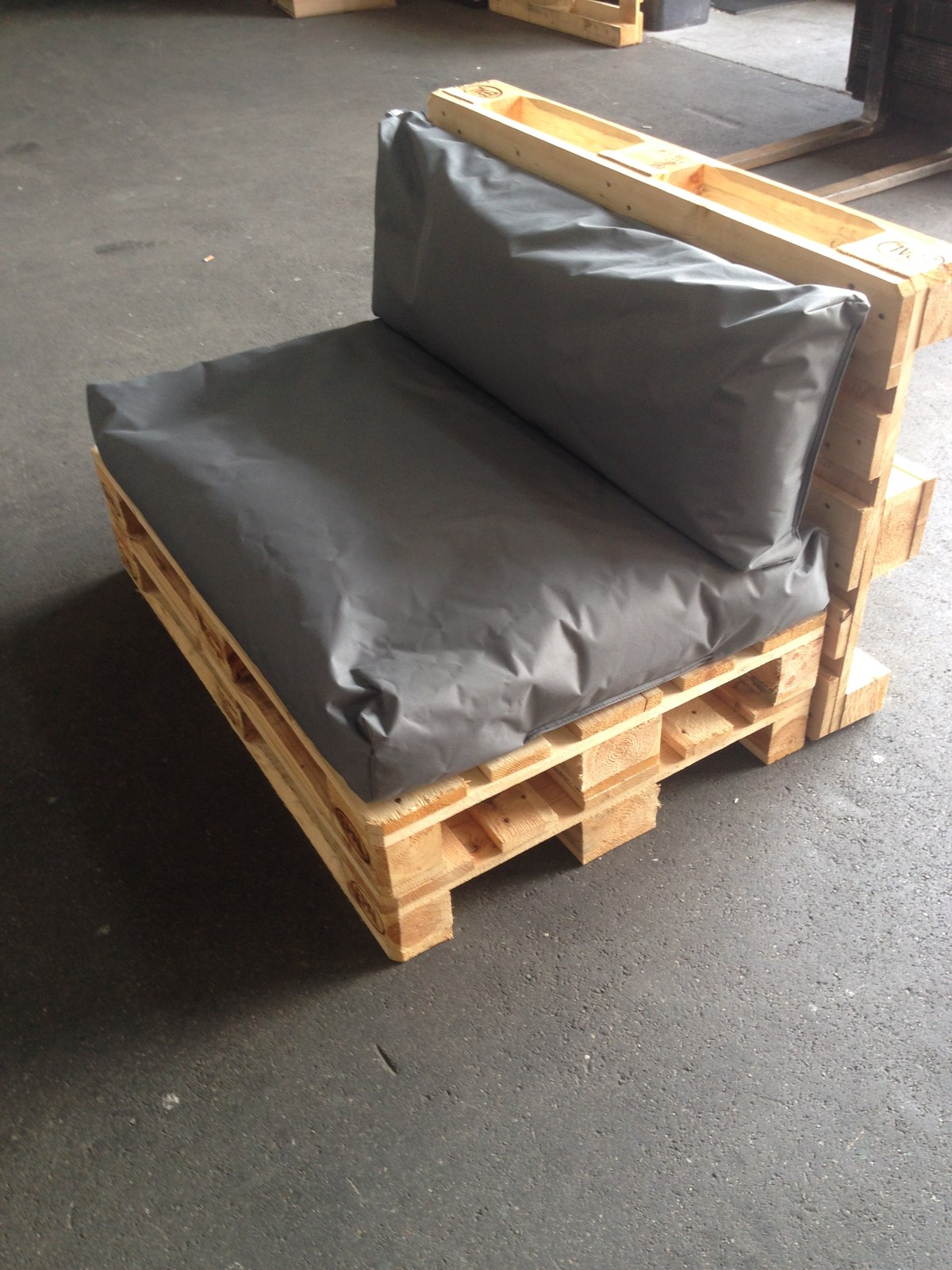 Paletten Möbel Lounge Sofa mieten in Bergkirchen – Eventmöbel