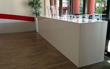Theke Buffet weiß mieten in Bergkirchen bei unserem Team