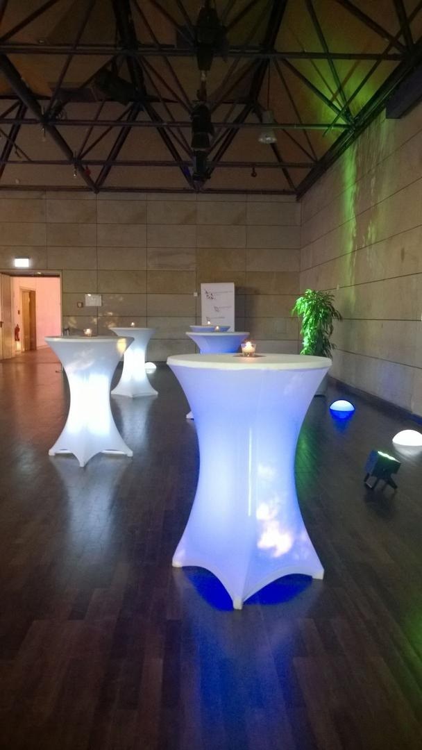 Stehtisch beleuchtet Ø 80cm mit Stretchhusse weiß / Akku LED Beleuchtung