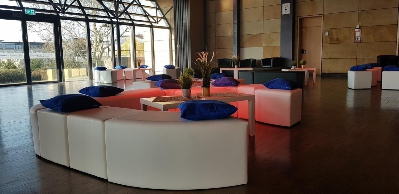 Lounge Sitzelement / Sitzbank / Swing weiß curved 60 / 30 und 90 Grad mieten – 3