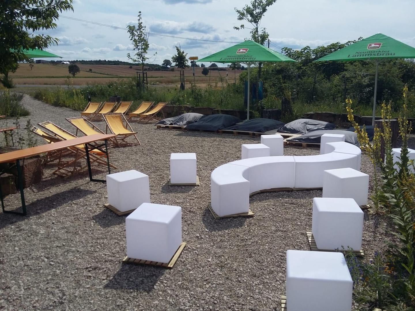 Outdoor Party Lounge Akkubetrieb /Sitzsäcke / Loungemöbel / Sitzkissen / Liegestühle / Musikbox mieten – 3