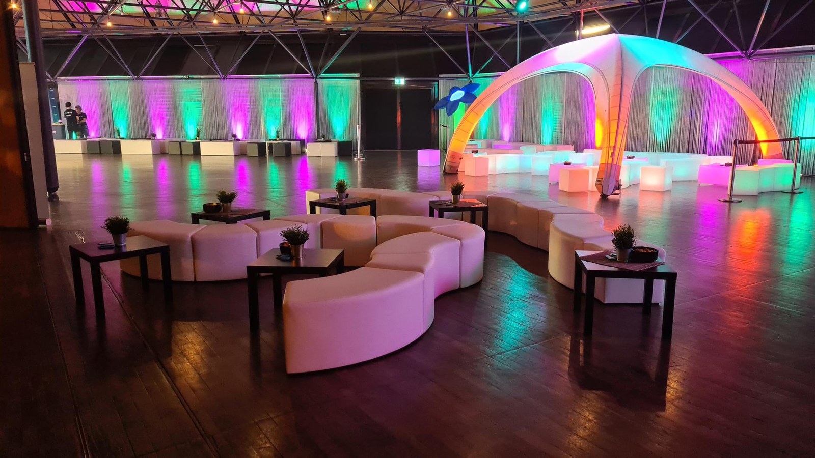 Loungemöbel Set / Sitzgruppe / LoungeTische / Lounge Cube / Lounge Sitzwürfel / Lounge Bar / Beleuchtete Lounge Möbel / Akku LED mieten