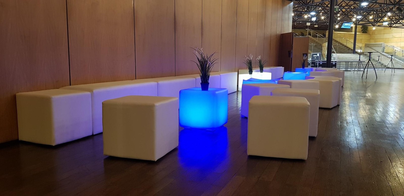 Lounge Sitzwürfel / Sitzhocker/ Sitz Cube / schwarz+weiß mieten