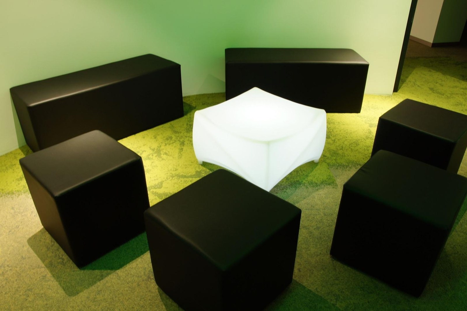 Lounge Sitzwürfel / Sitzhocker/ Sitz Cube / schwarz+weiß mieten – 2