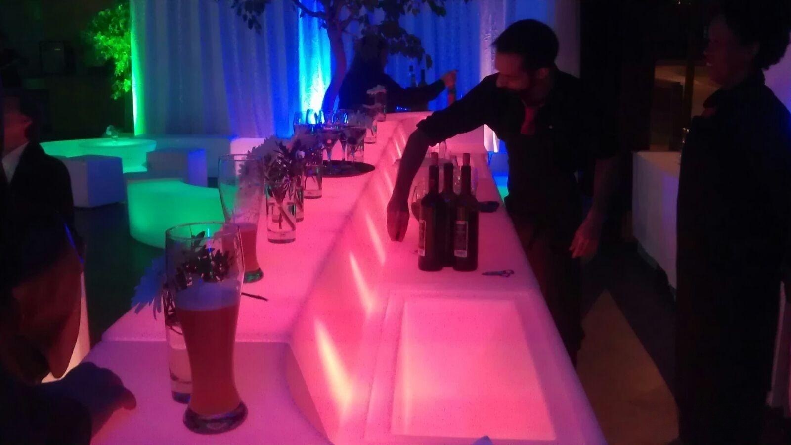 LED Bar / Leuchtmöbel / Leuchttheken / Cocktailbar / Lounge Bar / Beleuchtete Bar / Mobile Bar / Akku LED mieten