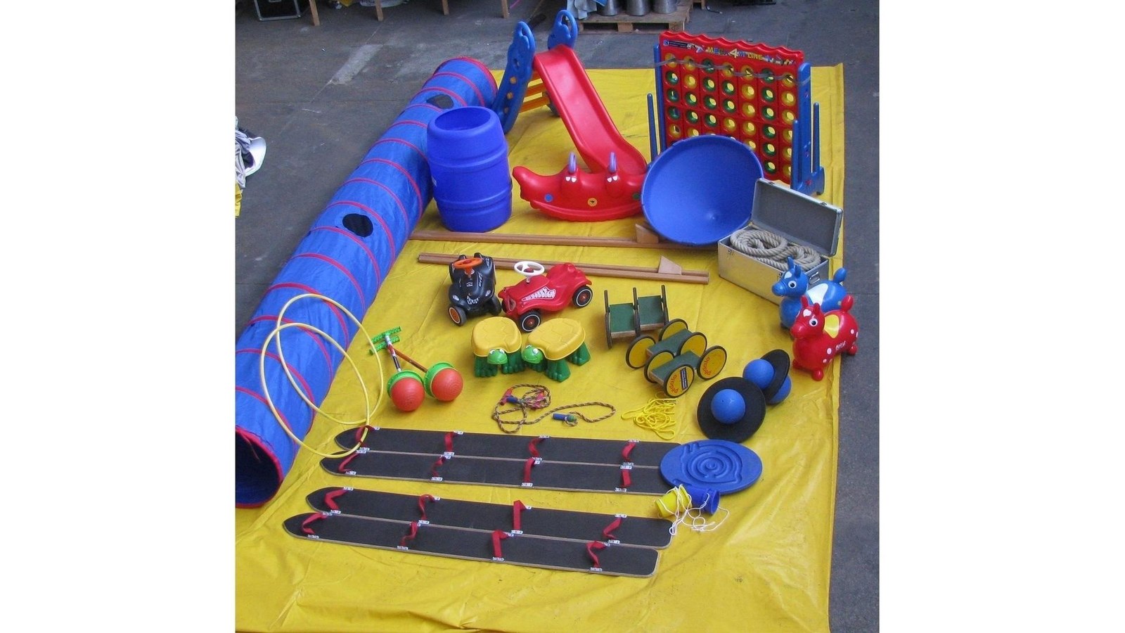 Spielgerätepaket / Bobbycar / Pedalo / Stelzen / Tunnel / Rutsche / Ta
