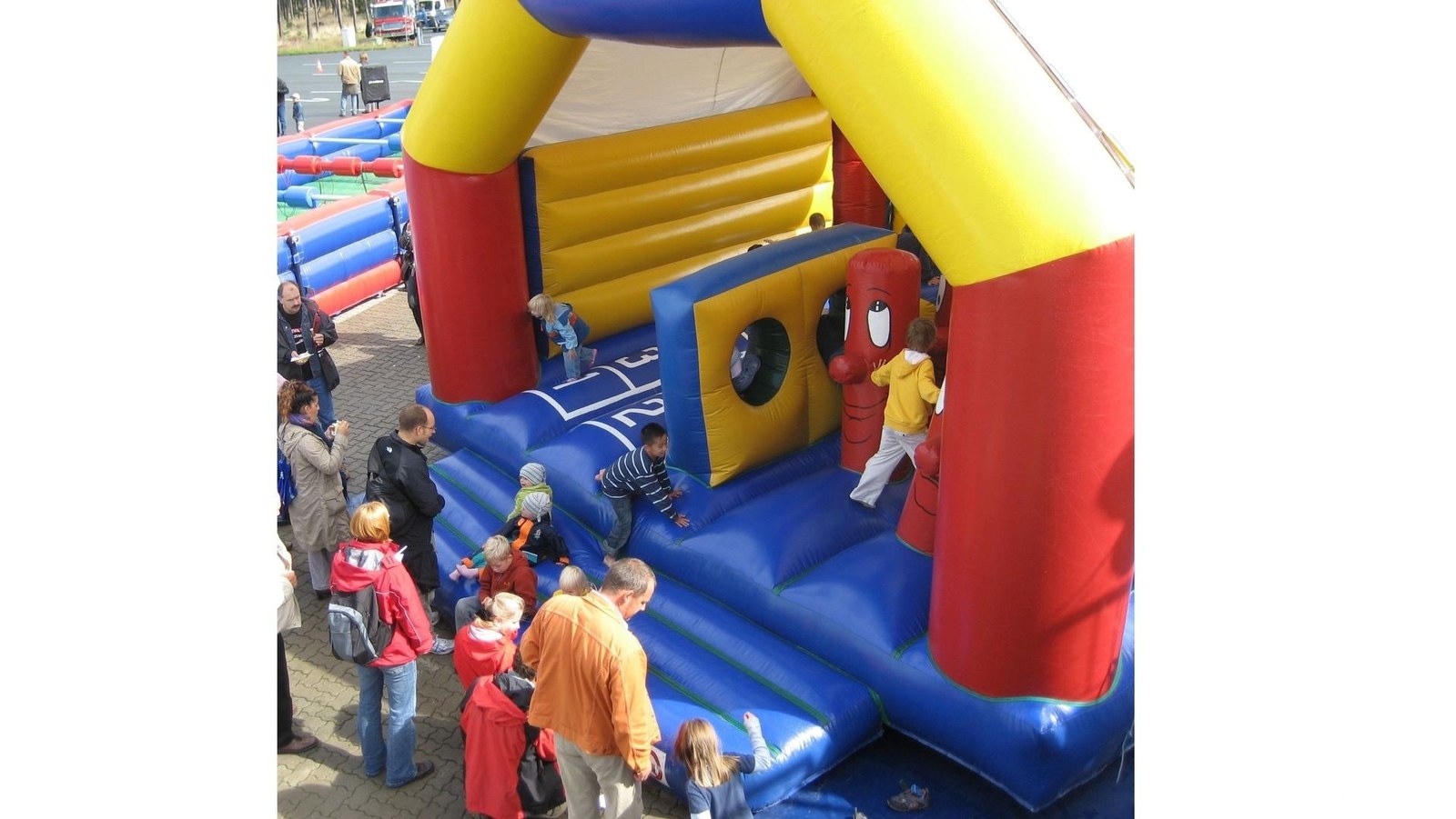 Hüpfburg 6,5 x 7,5 Multiplay Tobeburg mieten in Hannover – Hüpfburg