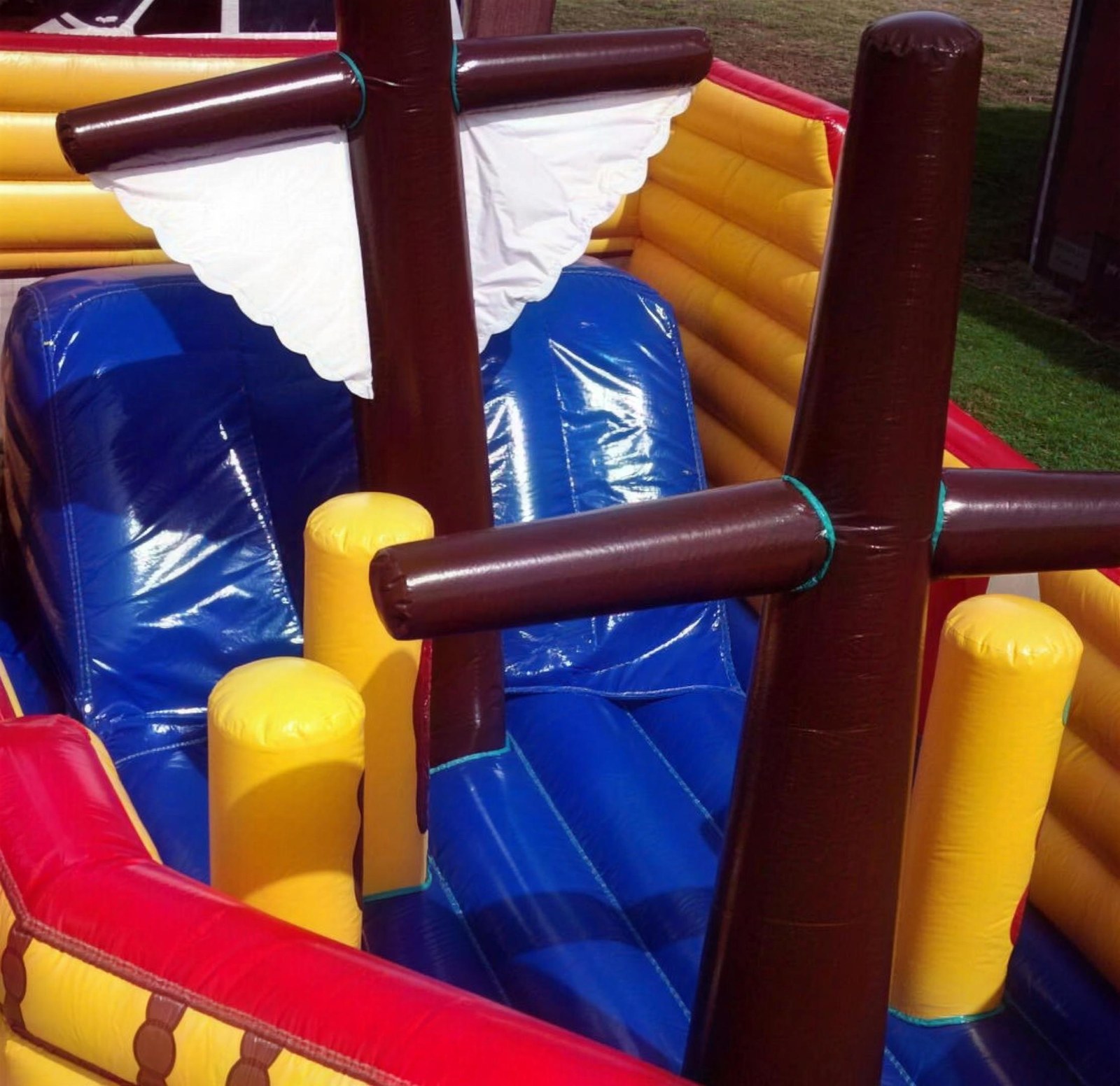 Hüpfburg Piratenschiff mieten in Hannover – Kinderspaß fürs Fest