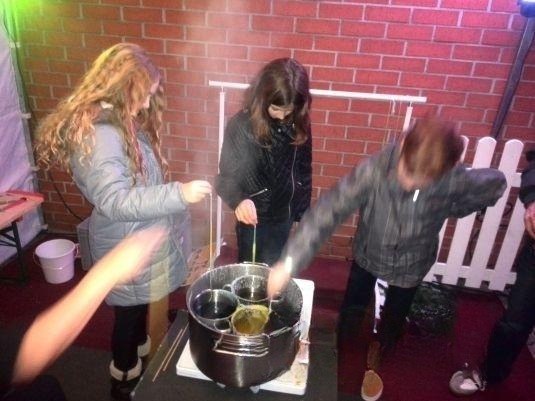 Bastelaktion Kerzenziehen mieten in Böblingen – Kinderprogramm