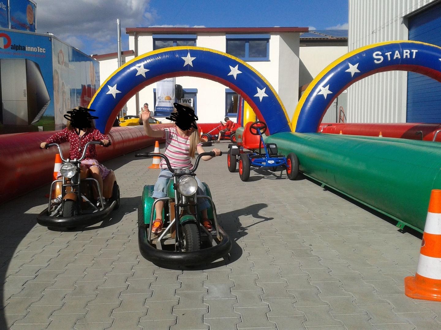 Kinder-Fahrschule mit Tretautos mieten in Böblingen – Mietartikel