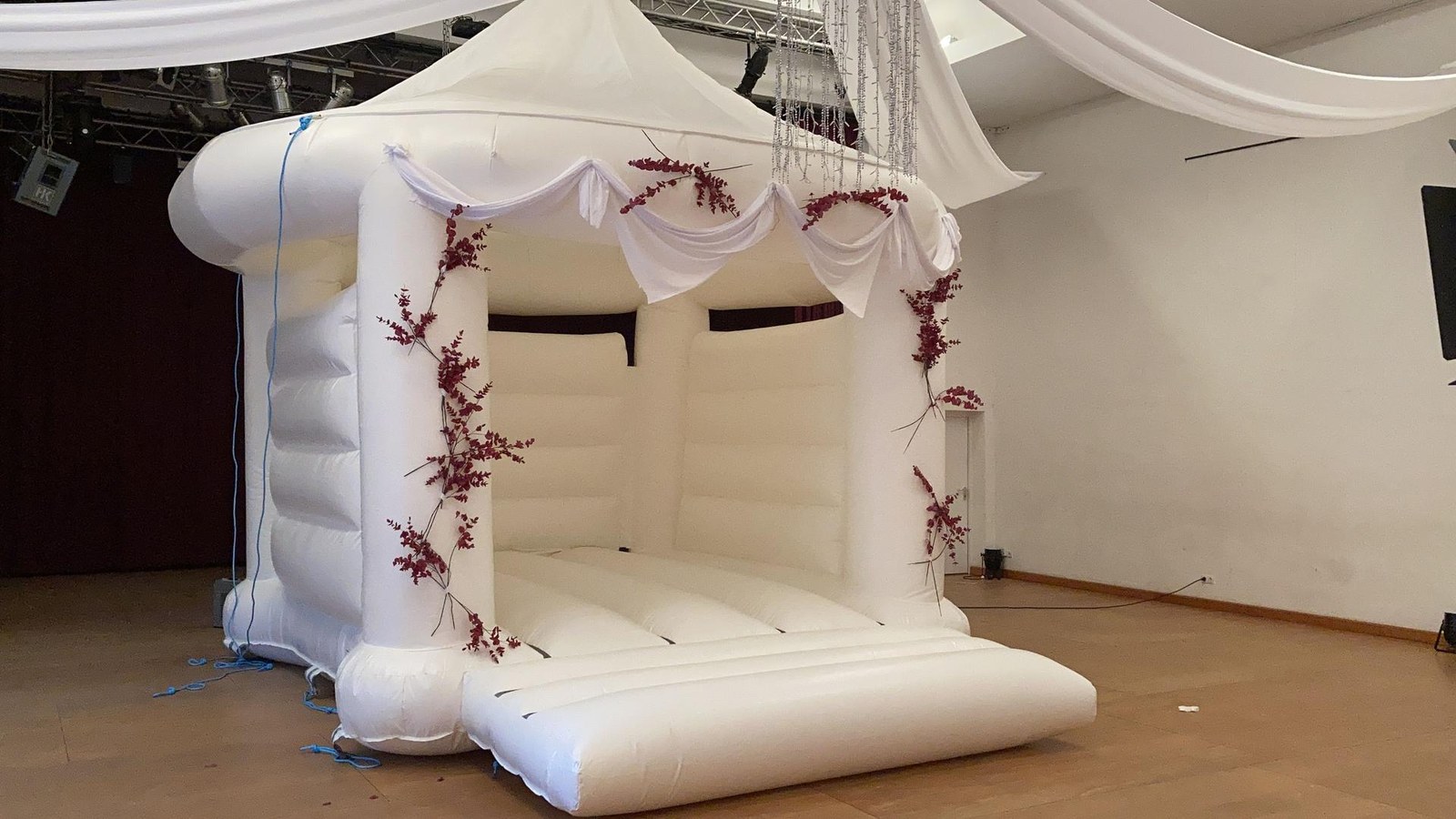 Hüpfburg für Hochzeit mieten in Eibelstadt bei unserem Team