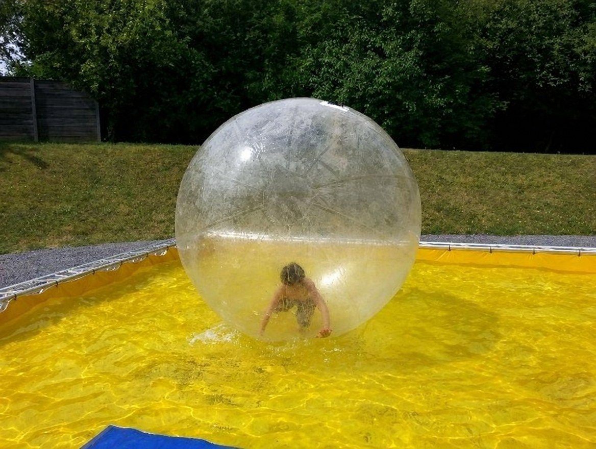 Aquazorb Bälle mit Becken mieten in Eibelstadt – Mietartikel