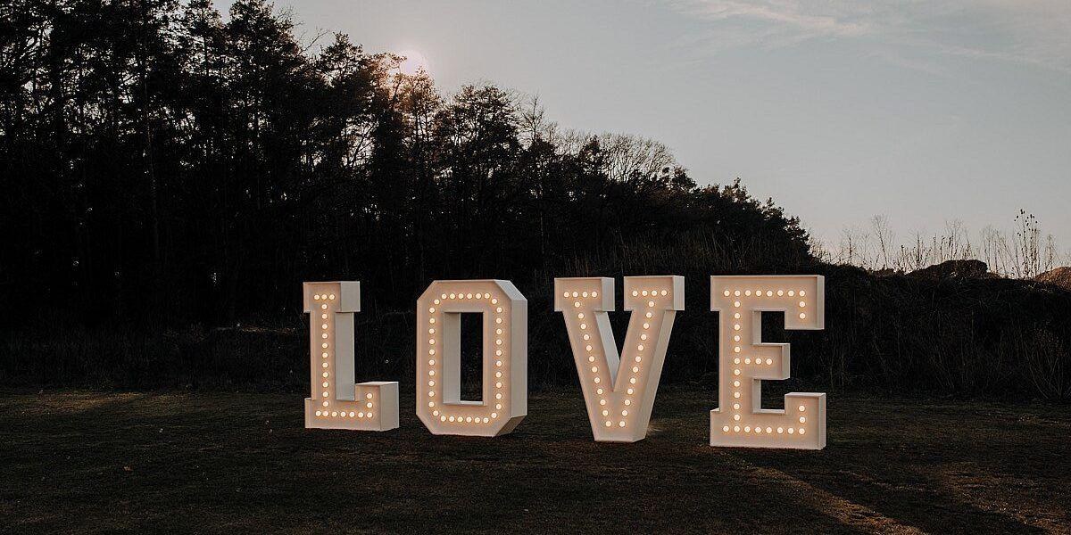 LOVE Schriftzug / Buchstaben mieten in Eibelstadt – Eventausstattung