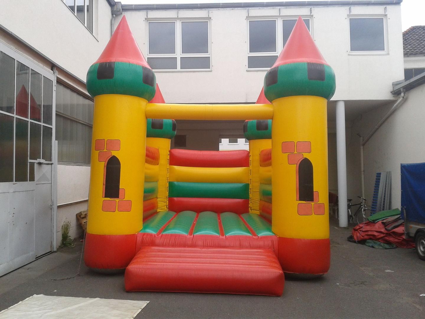 Hüpfburg Schloss mieten in Eibelstadt – Kinderspaß fürs Fest