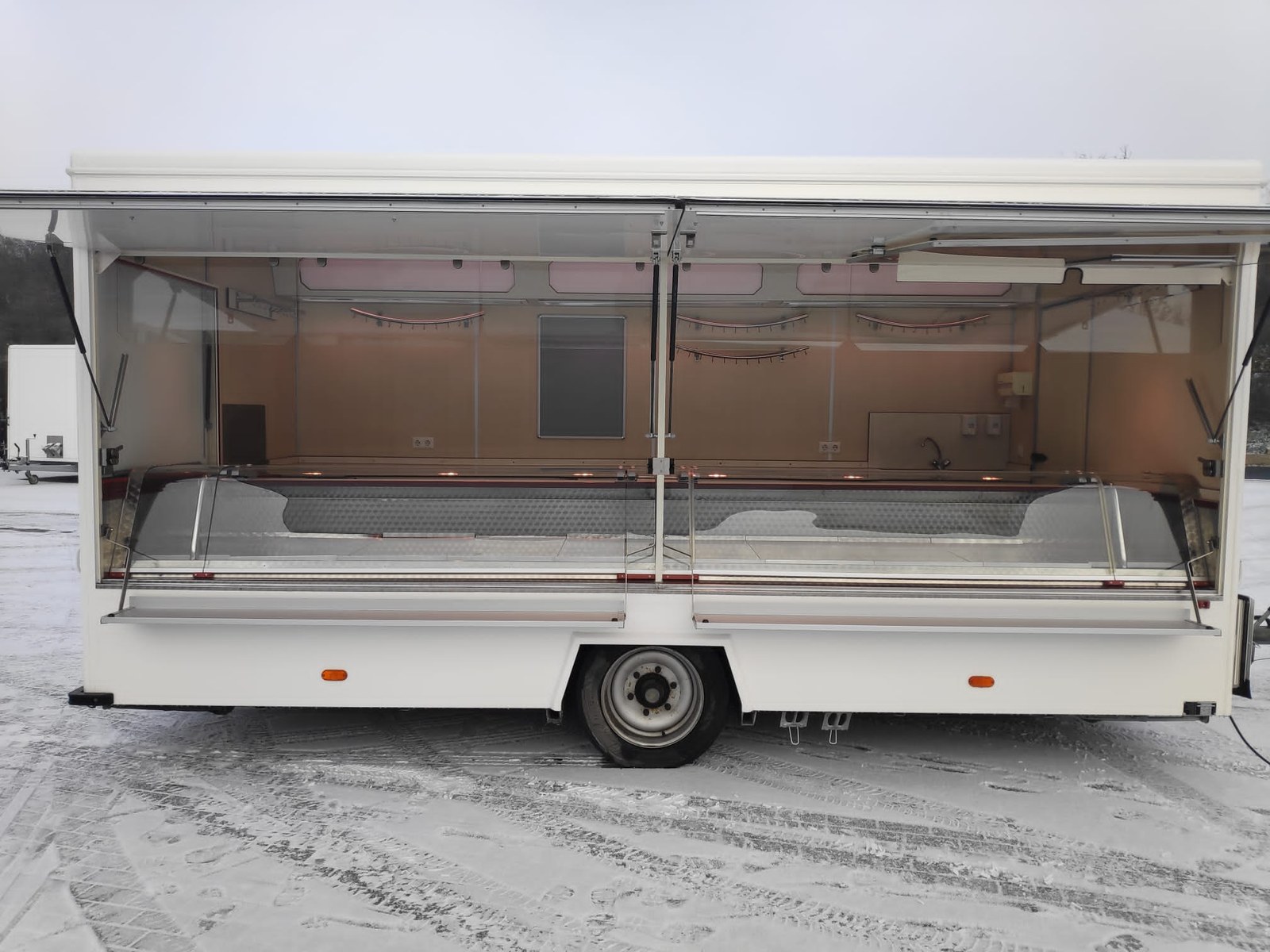 Wagen 3 – Kühlthekenanhänger mieten in Arnstein – Anhänger
