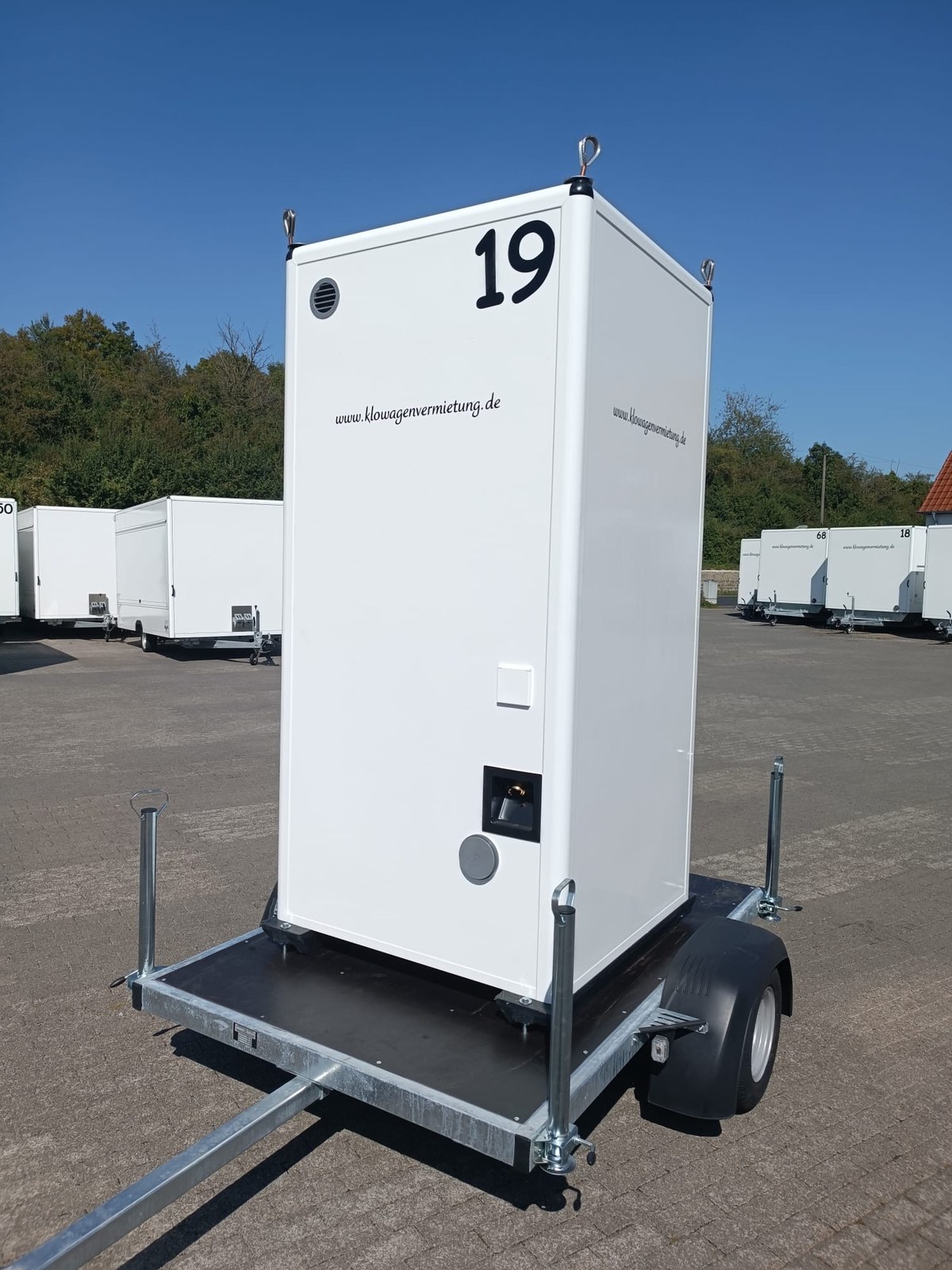Wagen 19 – Toilettenanhänger mieten in Arnstein – Arbeitsbühne