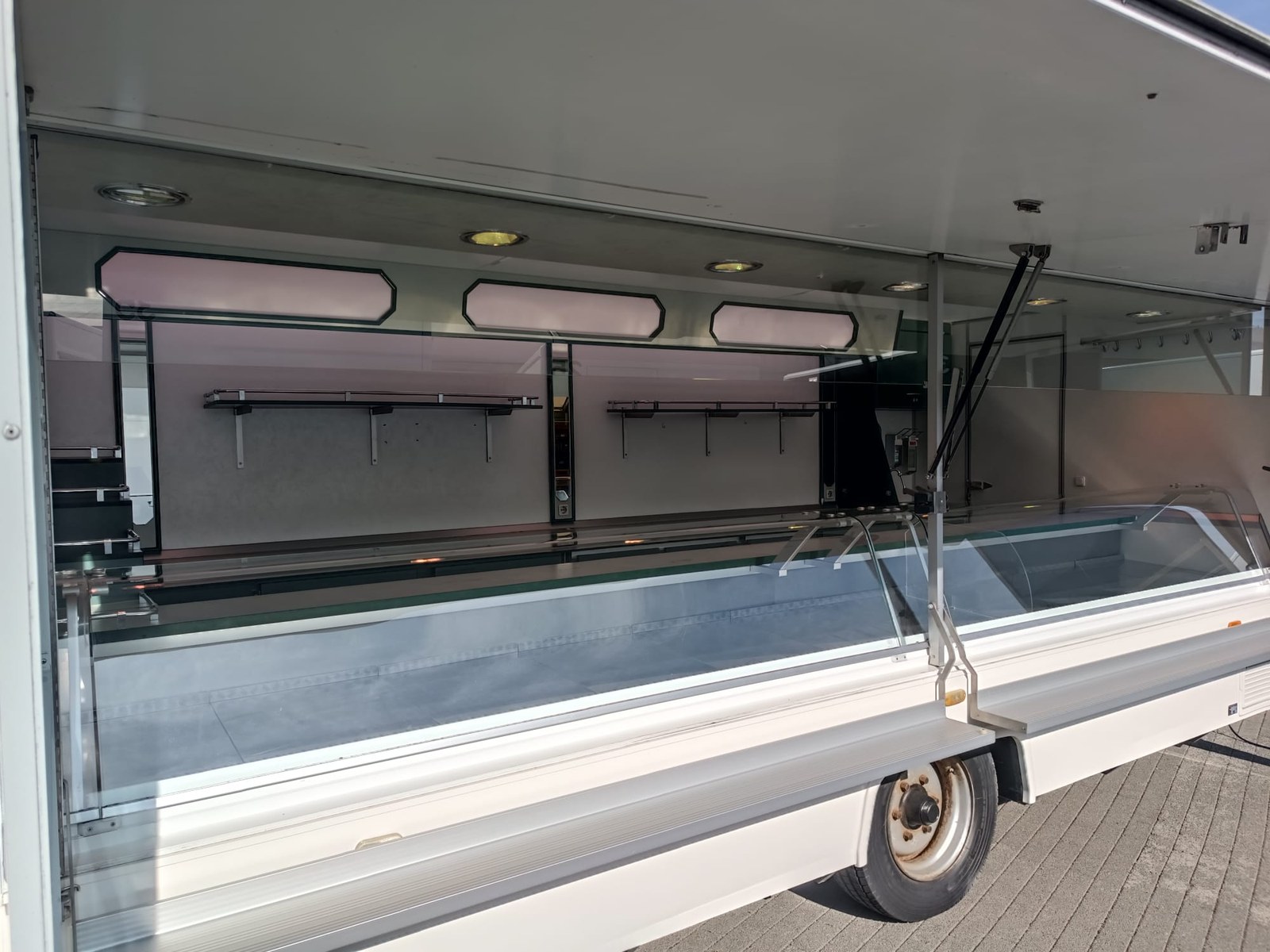 Wagen 28 – Kühlthekenanhänger mieten in Arnstein – Anhänger