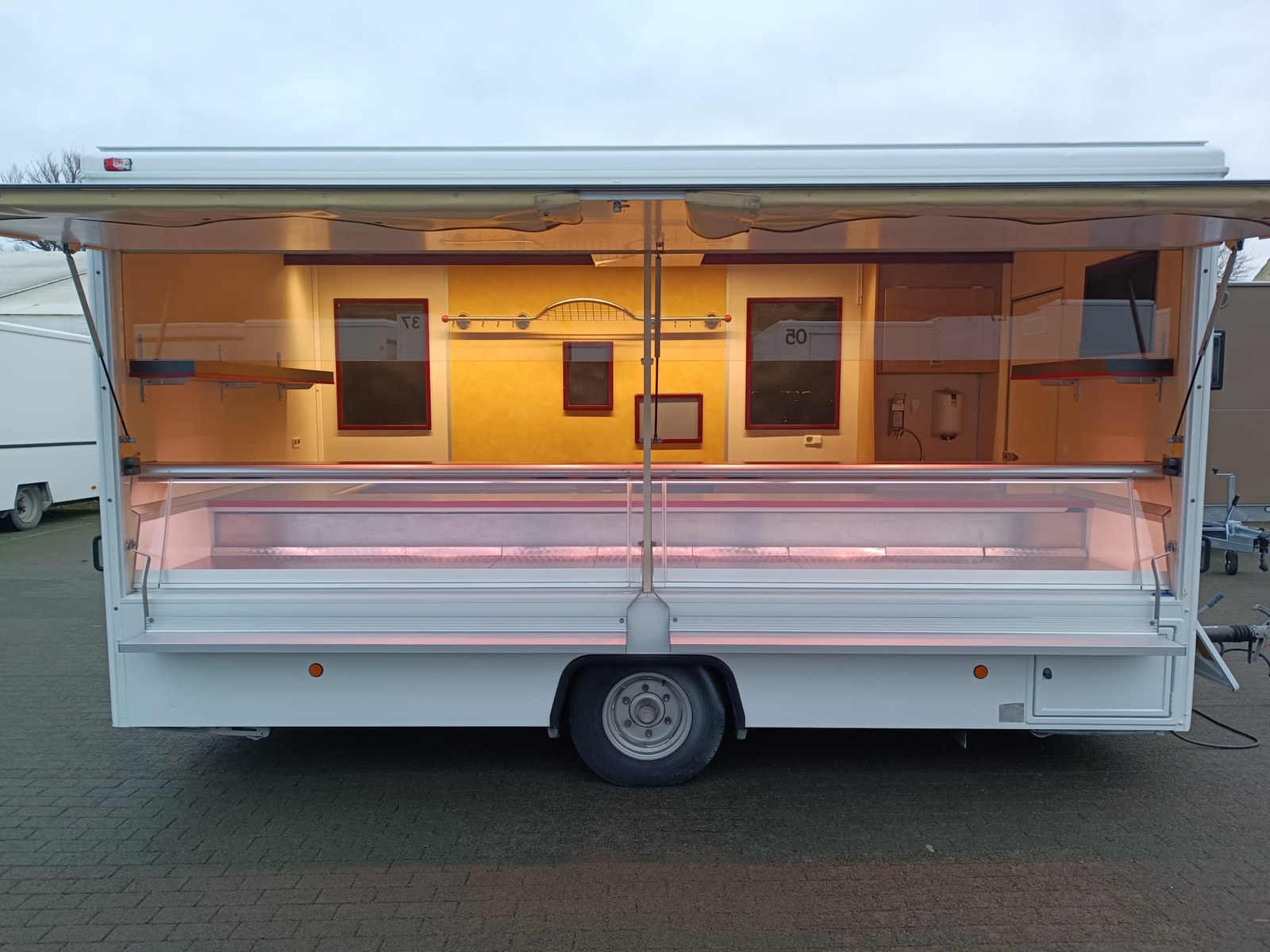 Wagen 25 – Kühlthekenanhänger mieten in Arnstein – Anhänger