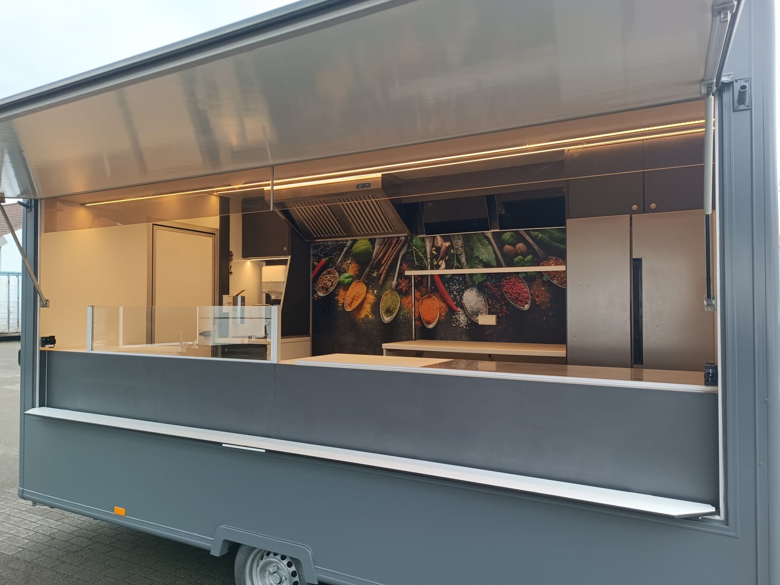 Wagen 2 – Imbisswagen mieten in Arnstein bei unserem Team