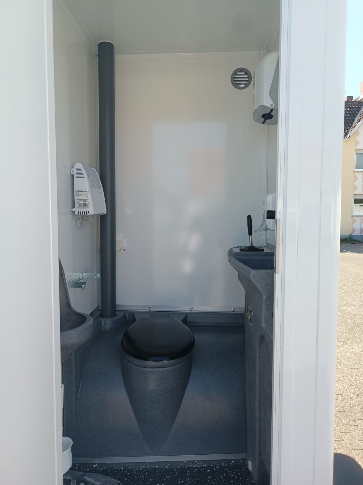 Wagen 20 – Toilettenanhänger mieten in Arnstein – Arbeitsbühne