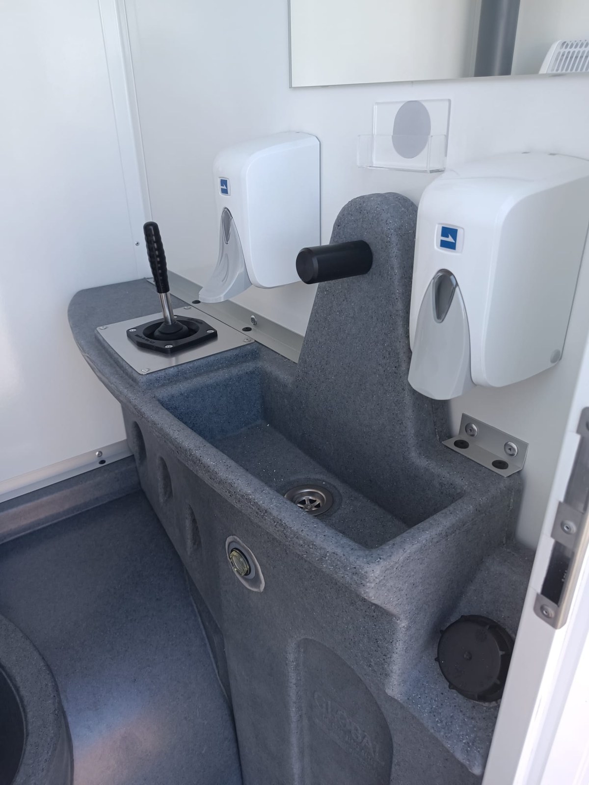 Wagen 20 – Toilettenanhänger mieten in Arnstein – Arbeitsbühne – 3