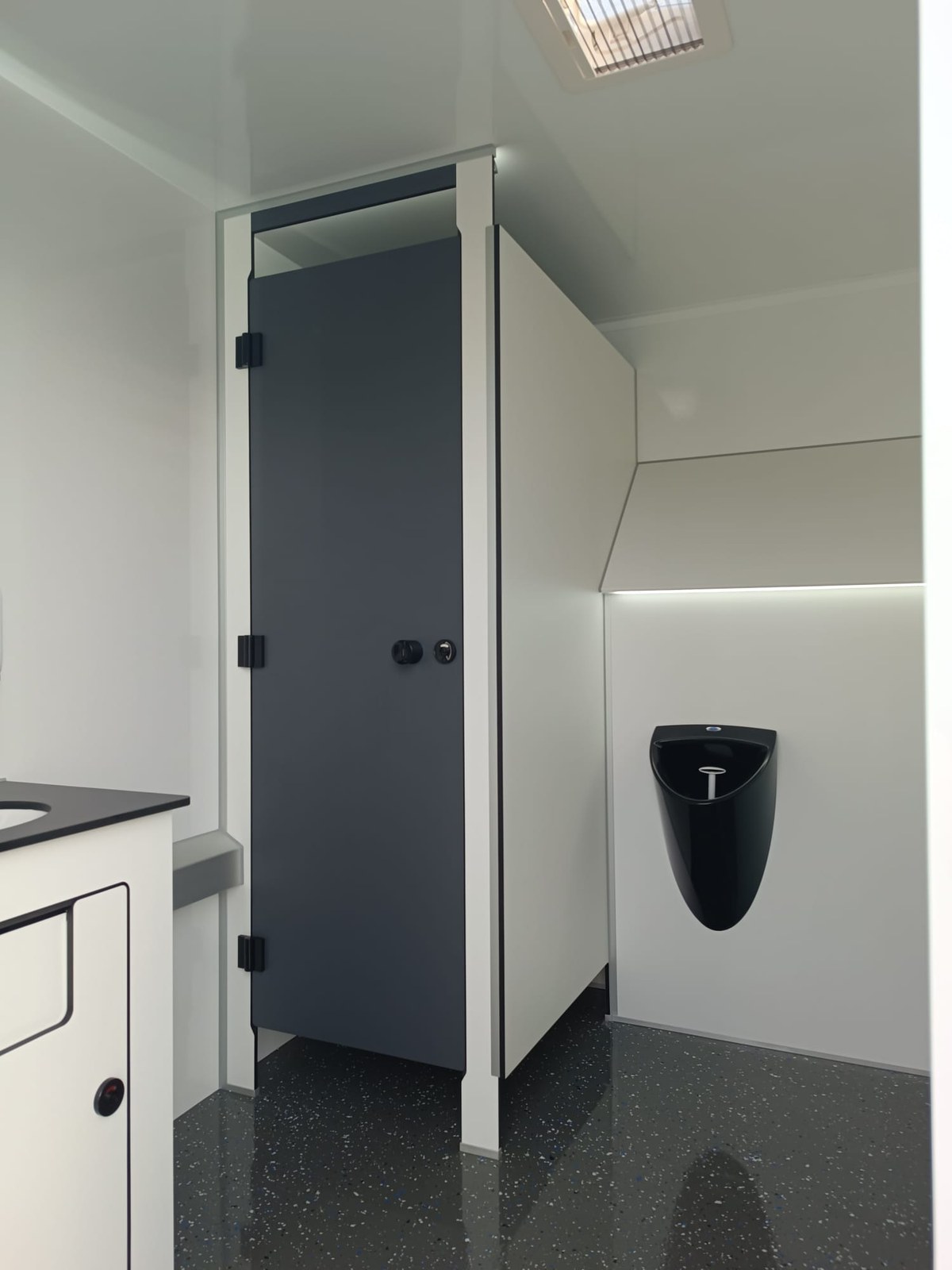 Wagen 18 – Toilettenwagen mieten in Arnstein – Sanitär mobil – 3