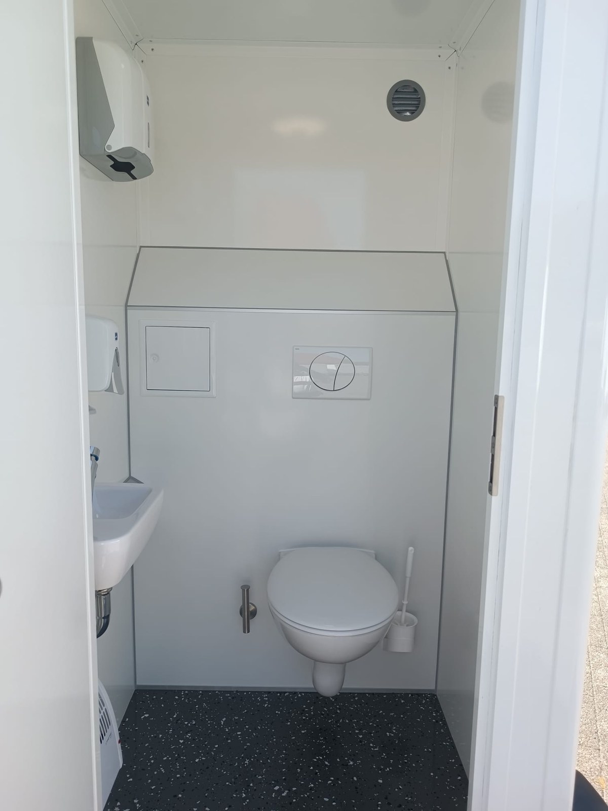 Wagen 19 – Toilettenanhänger mieten in Arnstein – Arbeitsbühne – 2