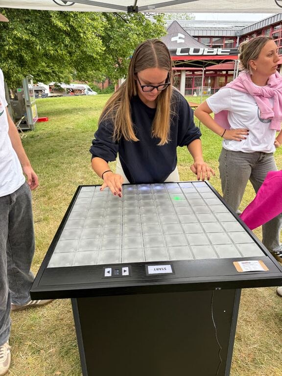 Tisch-Reaktionsspiel LumiTap mieten in Nürnberg – Eventmöbel – 3