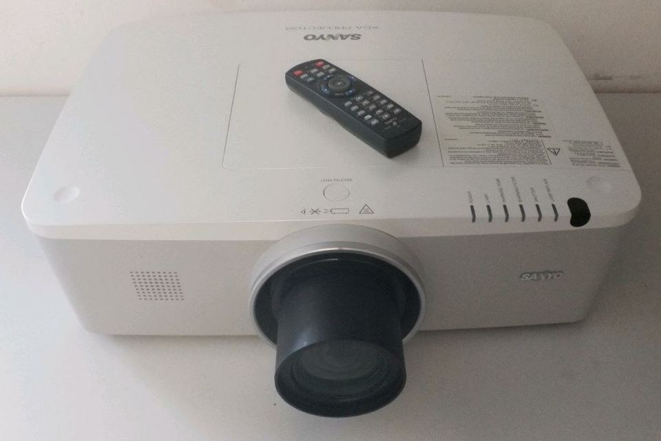 MIETE | Beamer | Sanyo PLC- XM100L