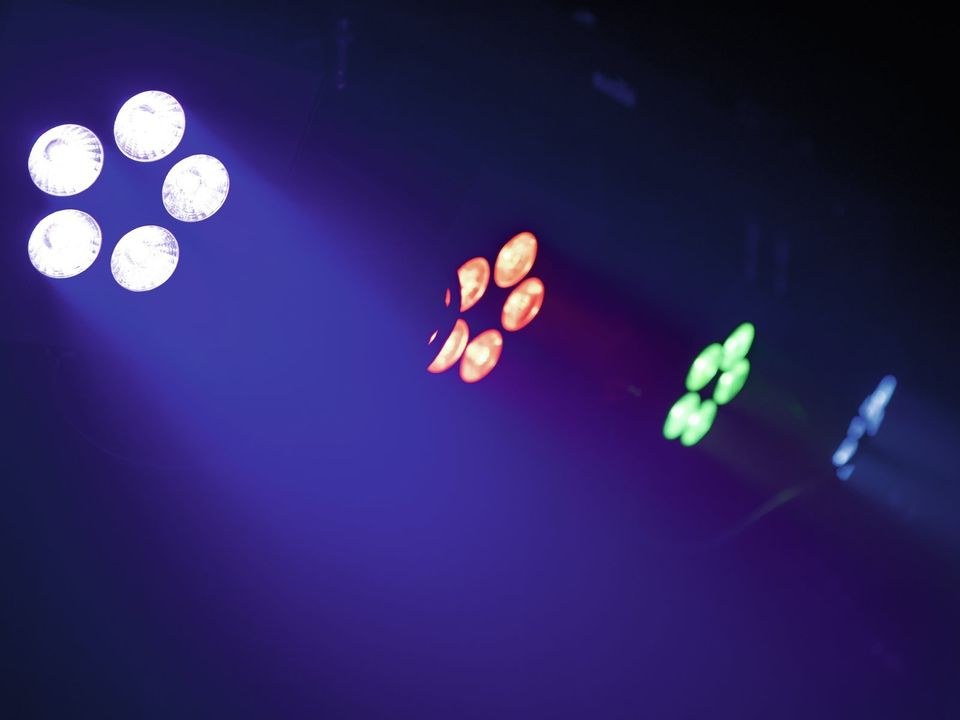 MIETE | LED Lichtanlage mit 4 Scheinwerfern und Stativ - für Hochzeit, Party, Bühne, DJ... – 3