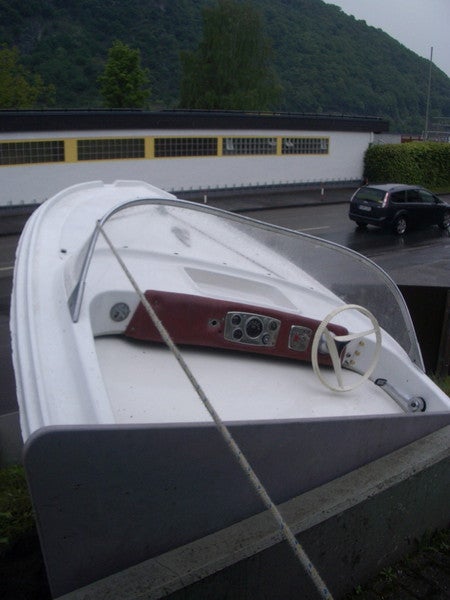 Halbiertes Boot mieten – Deko-Motorboot ca. 260 cm, mit Gestell & Glasscheibe