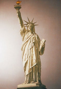 Freiheitsstatue-Kulisse mieten – USA, Amerika, 50er-Jahre, handgemalt 1,4 x 2 m