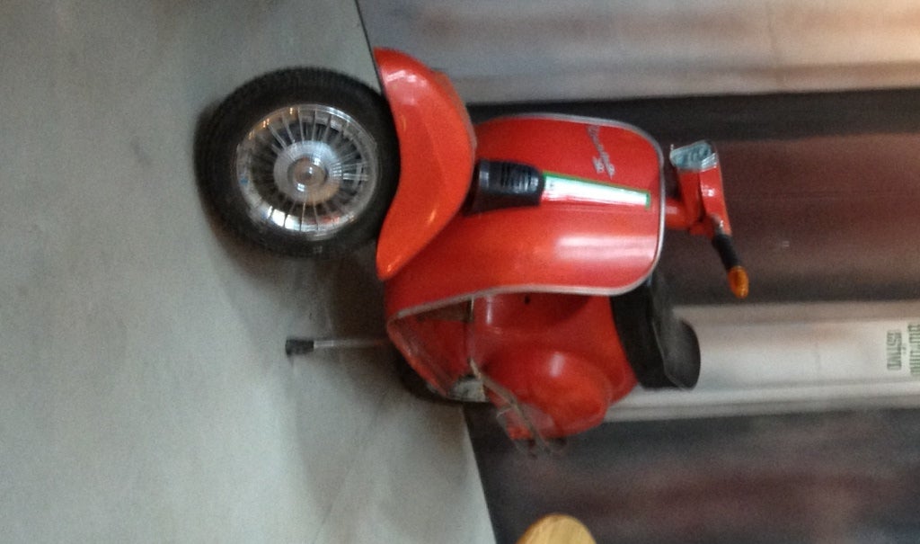 Vespa Roller mieten – Original Motorroller in Rot als Deko | Italien-Flair – 3