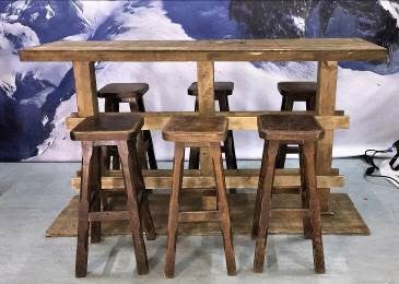 Stehtische & Barhocker mieten – Rustikale Stehtheke aus Holz für Events