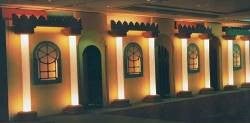 Maurische Palastwand mieten – Orient Palast-Kulisse mit beleuchteten Säulen