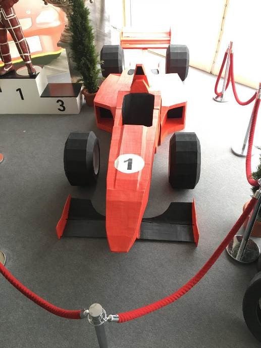 Rennwagen-Nachbau 1:1 mieten – Rennauto-Kulisse aus Sperrholz