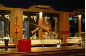 Western-Saloon-Kulisse mieten – Bar, Theke & Spiegelvitrine | Wilder-Westen-Dekoration – 2