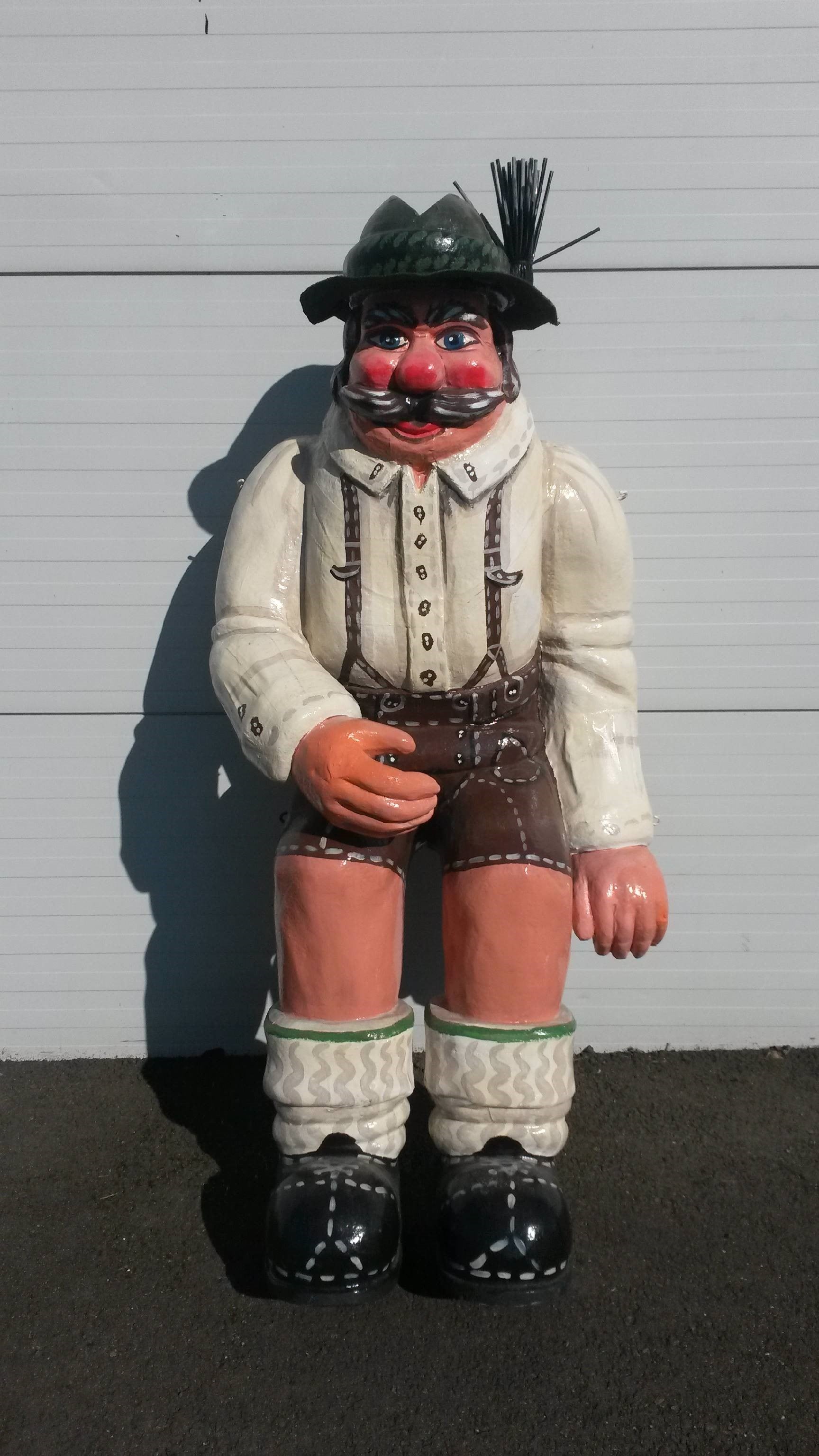 Zünftiger Bayer Figur mieten – lebensgroß sitzend, Bayern & Oktoberfest-Deko
