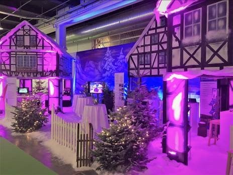 Fachwerkhäuser mieten – winterliche Weihnachtsdorf-Kulisse mit Schnee für Events – 3
