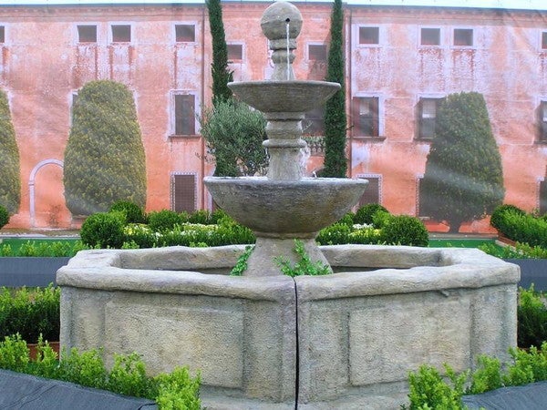 Brunnen mieten – Steinbrunnen-Optik ca. 300 cm hoch, mit Wasserlauf-Funktion
