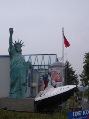 Halbiertes Boot mieten – Deko-Motorboot ca. 260 cm, mit Gestell & Glasscheibe – 2