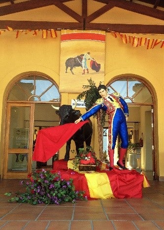 Stier Figur mieten – lebensgroßer Bulle ca. 230 cm, Spanien & Stierkampf Deko – 2